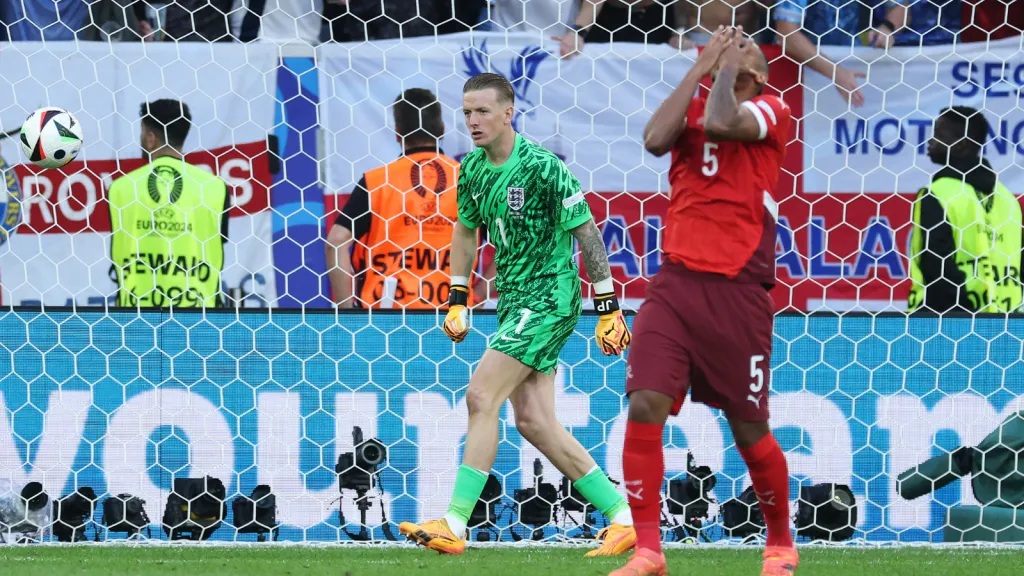 Reações após a defesa de Pickford (Photo by Carl Recine/Getty Images)
