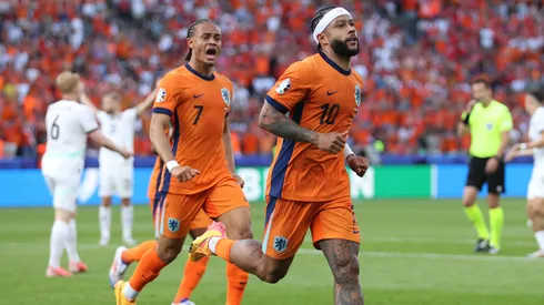 Memphis Depay comemorando gol ao lado de Xavi Simons