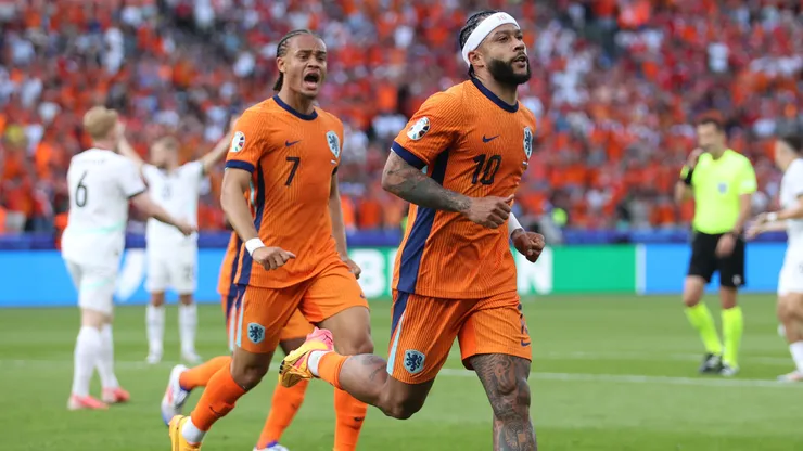 Memphis Depay comemorando gol ao lado de Xavi Simons