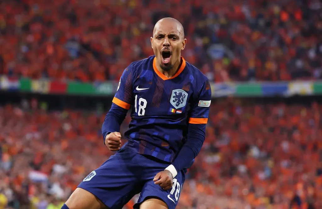 Donyell Malen marcou dois gols contra a Romênia nas oitavas da Euro. (Photo by Alex Livesey/Getty Images)