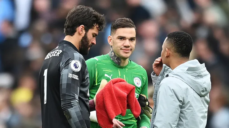 Alisson, Ederson e Gabriel Jesus conversando