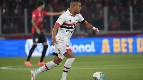 Alisson em ação na partida entre São Paulo e Athletico Paranaense pelo Brasileirão. (Foto Arena LTDA / Alamy Stock Photo)