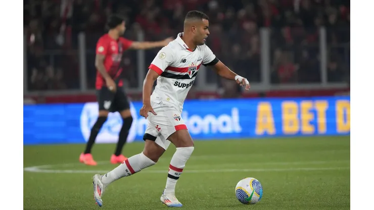 Alisson em ação na partida entre São Paulo e Athletico Paranaense pelo Brasileirão. (Foto Arena LTDA / Alamy Stock Photo)