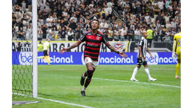 Bruno Henrique durante a comemoração de um de seus gols, na vitória do Flamengo sobre o Atlético-MG. (Foto Arena LTDA / Alamy Stock Photo)
