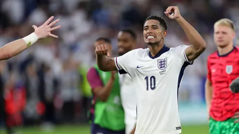 Bellingham celebra a classificação da Inglaterra contra a Eslováquia, nas oitavas da Euro. (Every Second Media / Alamy Stock Photo)