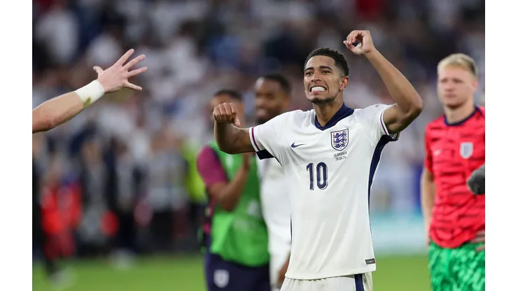 Bellingham celebra a classificação da Inglaterra contra a Eslováquia, nas oitavas da Euro. (Every Second Media / Alamy Stock Photo)