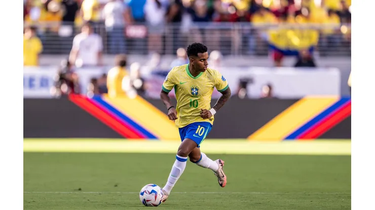 Rodrygo em campo pelo Brasil no duelo contra a Colômbia na Copa América. (SPP Sport Press Photo. / Alamy Stock Photo)