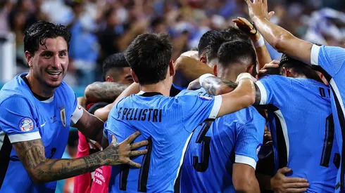 Seleção Uruguaia comemorando gol