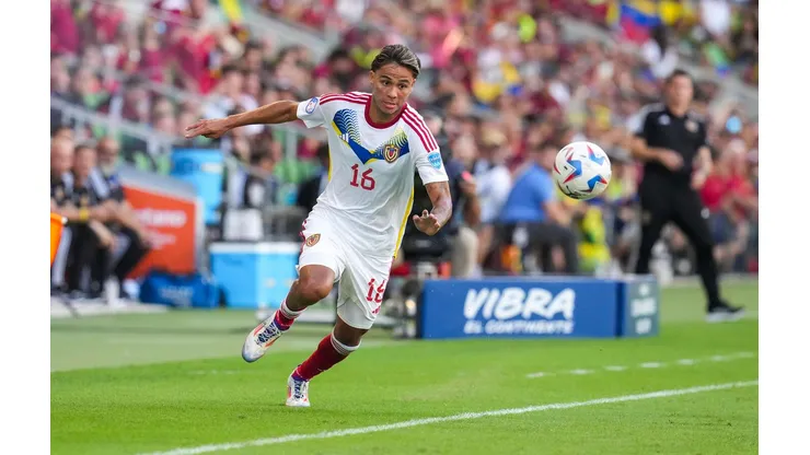 Segovia em ação pela Venezuela durante a partida contra a Jamaica. (Bob Daemmrich / Alamy Stock Photo)
