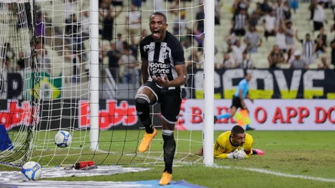 Saulo comemora um de seus gols na vitória de 4 a 2 do Ceará sobre o Ituano. (Sipa US / Alamy Stock Photo)