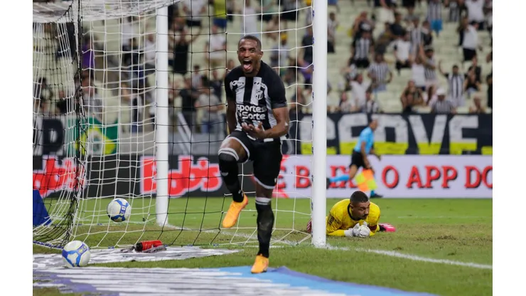 Saulo comemora um de seus gols na vitória de 4 a 2 do Ceará sobre o Ituano. (Sipa US / Alamy Stock Photo)