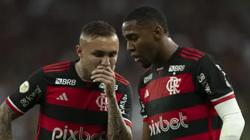 Everton Cebolinha ao lado de Lorran, ambos do Flamengo. Foto: Jorge Rodrigues/AGIF