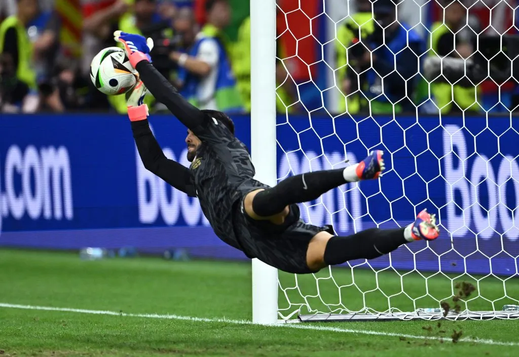 Diogo Costa, goleiro do Porto, defendeu três cobranças nas penalidades. (Photo by Dan Mullan/Getty Images)