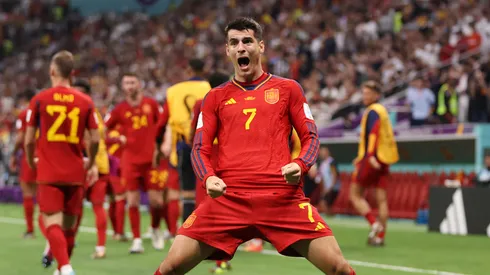 Atacante Álvaro Morata comemorando gol