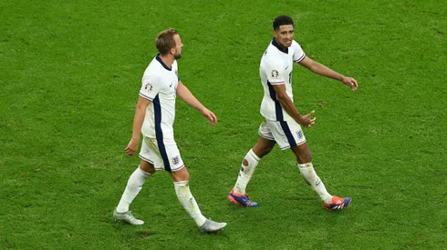 Harry Kane e Jude Bellingham lado a lado na comemoração da vitória inglesa. Foto: Shaun Botterill/Getty Images