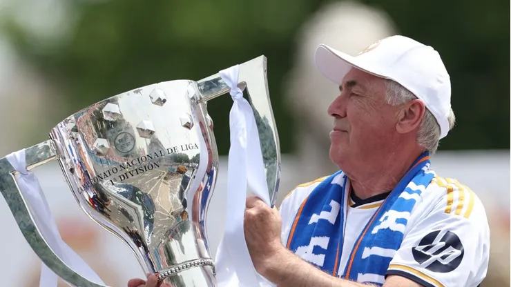 Carlo Ancelotti com taça conquistada no Real Madrid. Foto: Florencia Tan Jun/Getty Images
