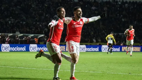 Bruno Henrique comemora seu gol com Alan Patrick no duelo entre Criciúma e Internacional pelo Brasileirão. (Associated Press / Alamy Stock Photo)