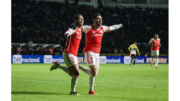 Bruno Henrique comemora seu gol com Alan Patrick no duelo entre Criciúma e Internacional pelo Brasileirão. (Associated Press / Alamy Stock Photo)