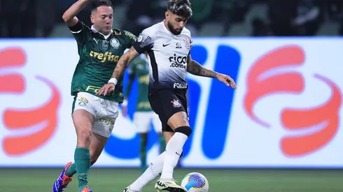 Yuri Alberto disputa bola com Fabinho no clássico entre Palmeiras e Corinthians pelo Brasileirão. (Associated Press / Alamy Stock Photo)