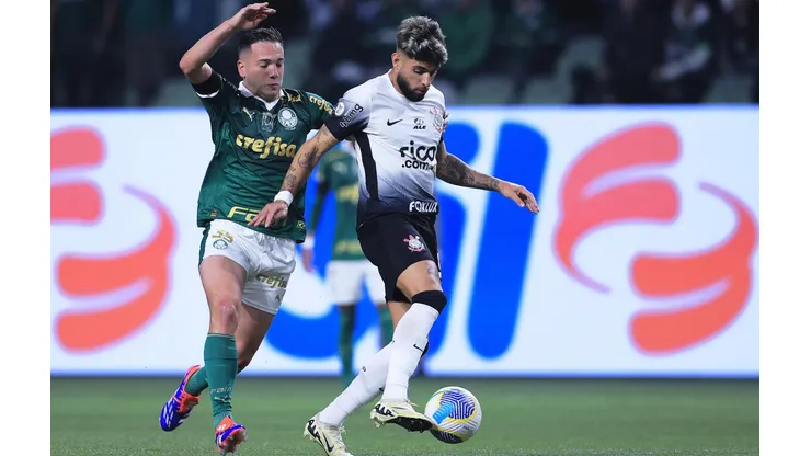 Yuri Alberto disputa bola com Fabinho no clássico entre Palmeiras e Corinthians pelo Brasileirão. (Associated Press / Alamy Stock Photo)