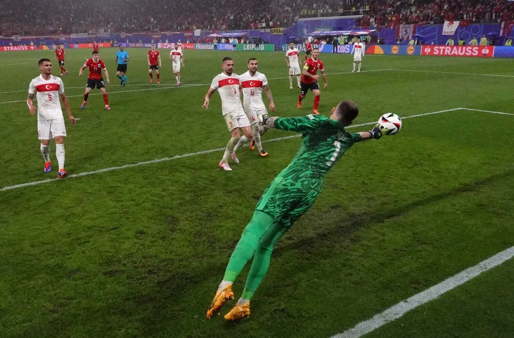 Defesa histórica do goleiro Günok, da Turquia. (Photo by Dan Mullan/Getty Images)