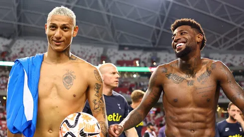 Richarlison e Emerson Royal lado a lado no Tottenham. Foto: Yong Teck Lim/Getty Images