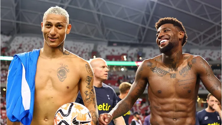Richarlison e Emerson Royal lado a lado no Tottenham. Foto: Yong Teck Lim/Getty Images