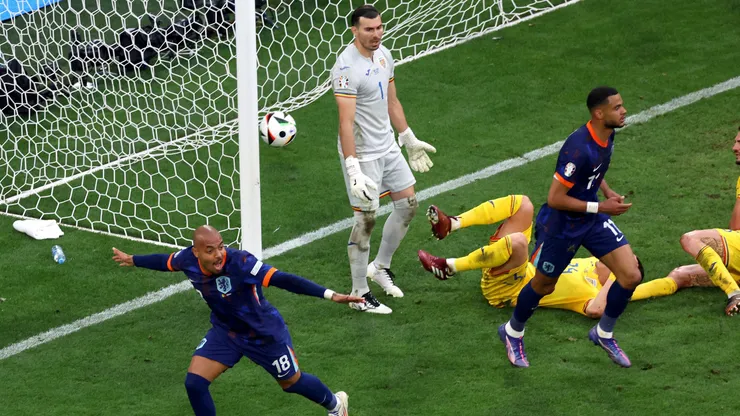 MALEN COMEMORA O TERCEIRO GOL DA HOLANDA CONTRA A ROMÊNIA. (Photo by Alexander Hassenstein/Getty Images)