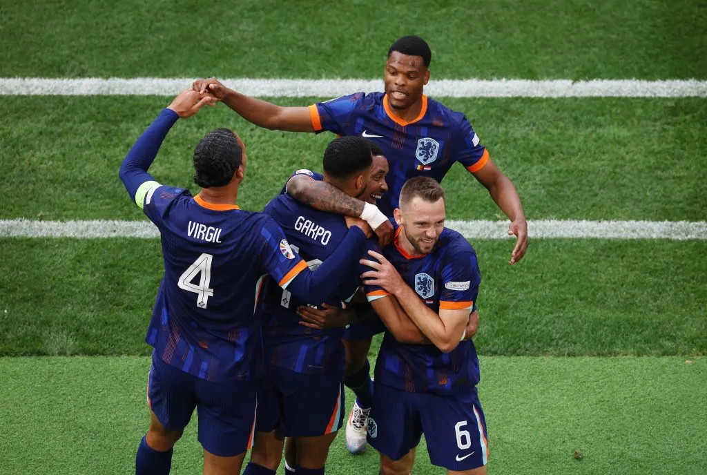 Jogadores da Holanda comemoram gol de Gakpo contra a Romênia (Photo by Alexander Hassenstein/Getty Images)