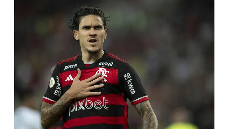 Pedro durante a comemoração de seu gol na partida entre Flamengo e Cruzeiro pelo Brasileirão. (Associated Press / Alamy Stock Photo)