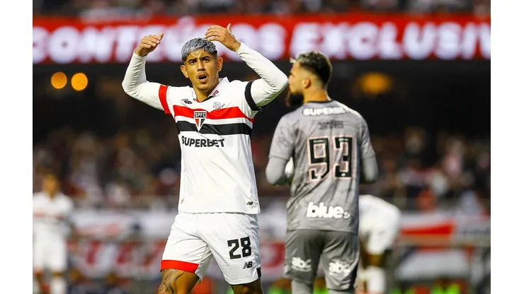 Alan Franco chama a torcida no confronto entre São Paulo e Bahia no Brasileirão. (Associated Press / Alamy Stock Photo)