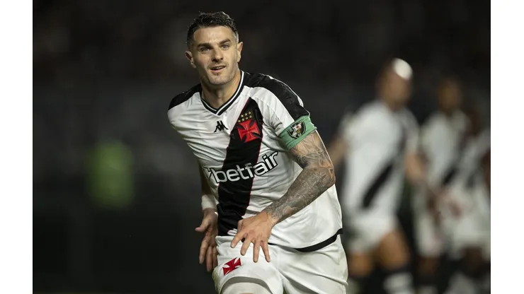 Vegetti comemora o gol de empate do Vasco no duelo contra o Botafogo pelo Brasileirão. (AGIF / Alamy Stock Photo)