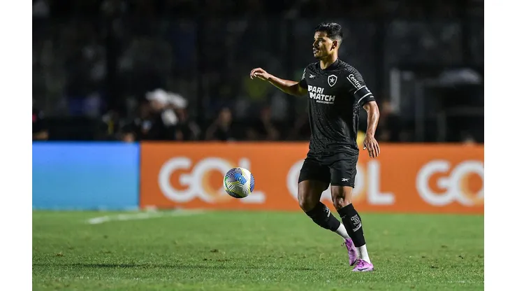 Danilo Barbosa em campo pelo Botafogo no clássico contra o Vasco pelo Brasileirão. (AGIF / Alamy Stock Photo)