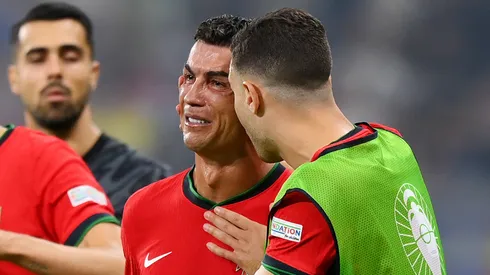 Cristiano Ronaldo foi consolado pelos companheiros após chorar em campo (Foto: Justin Setterfield/Getty Images)