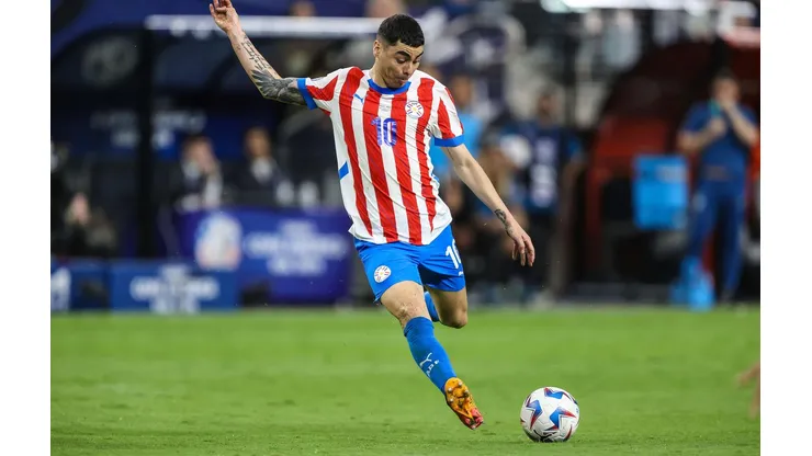 Miguel Almirón durante a partida entre Paraguai e Brasil pela Copa América (Associated Press / Alamy Stock Photo)