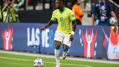 Vinicius Júnior em campo pelo Brasil na partida contra o Paraguai, na Copa América. (Associated Press / Alamy Stock Photo)