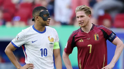 Mbappé e De Bruyne no confronto de hoje de manhã. Foto: Carl Recine/Getty Images
