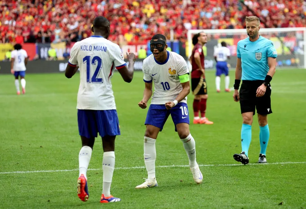 Mbappé comemora gol junto de Kolo Muani contra a Bélgica (Photo by Carl Recine/Getty Images)