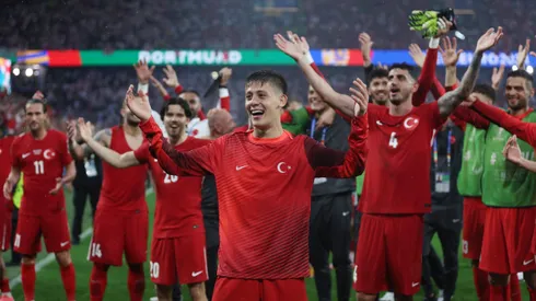 Arda Güler e companheiros comemoram vitória na Eurocopa. (Photo by Lars Baron/Getty Images)