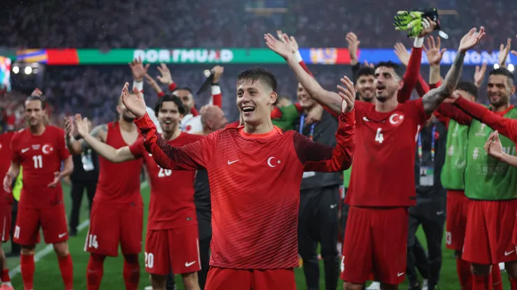 Arda Güler e companheiros comemoram vitória na Eurocopa. (Photo by Lars Baron/Getty Images)