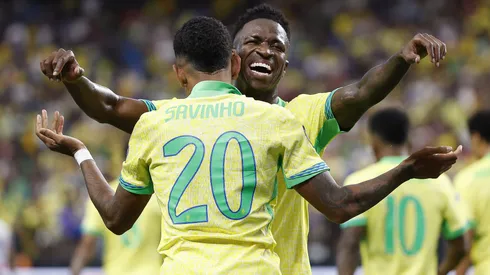 Vini Jr e Savinho comemoram vitória contra o Paraguai. Foto: Rafael Ribeiro/CBF
