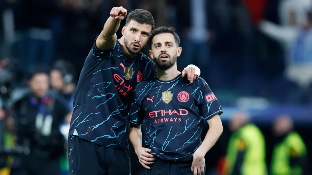Bernardo Silva e Rúben Dias com a camisa do Manchester City