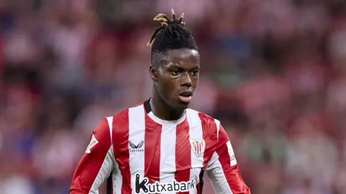 Nico Williams, do Athletic, observa durante a partida da LaLiga entre Athletic Bilbao e Atlético de Madrid em San Mamés. (Foto: Ricardo Larreina)