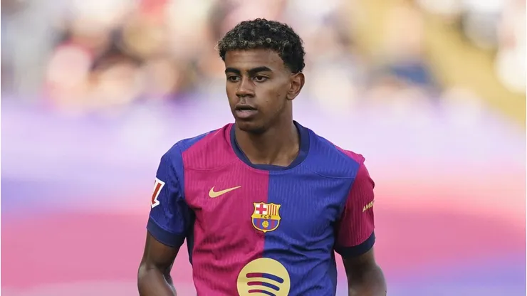 O Borussia Dortmund enfrenta um grande desafio contra o Barcelona na Liga dos Campeões, com Ramy Bensebaini encarregado de marcar o talentoso Lamine Yamal. (Foto: Sergio Ruiz /PRESSINPHOTO)