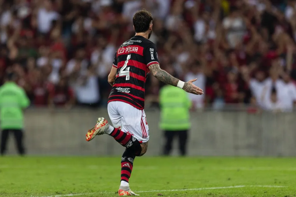 Léo Pereira está fora do duelo contra o Corinthians. Foto: IMAGO / TheNews2