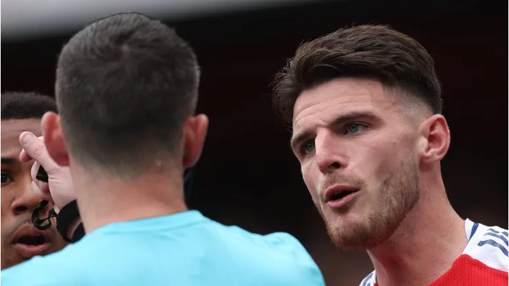 Declan Rice, do Arsenal, é expulso pelo árbitro Christopher Kavanagh durante a partida da Premier League entre Arsenal FC e Brighton no Emirates. (Foto: Neal Simpson/Sportsphoto/APL)