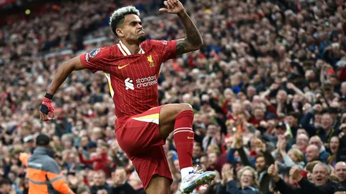 Luis Diaz comemora seu gol na vitória do Liverpool sobre o Brentford na Premier League, no dia 25 de agosto de 2024. (Associated Press / Alamy Stock Photo)