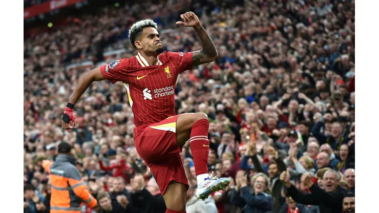 Luis Diaz comemora seu gol na vitória do Liverpool sobre o Brentford na Premier League, no dia 25 de agosto de 2024. (Associated Press / Alamy Stock Photo)