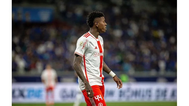 Vitão em ação no confronto entre Cruzeiro e Internacional, valido pelo Brasileirão, no dia 28 de agosto de 2024. (Sipa US / Alamy Stock Photo)