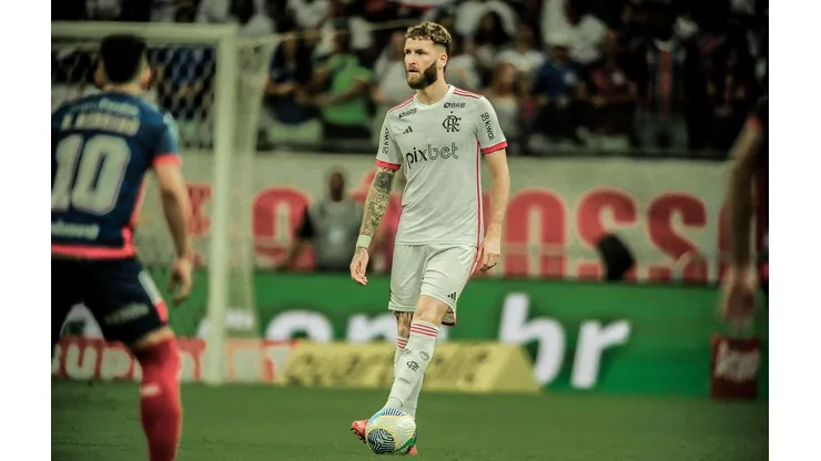 Léo Pereira em campo na partida entre Bahia e Flamengo na Copa do Brasil, no dia 28 de agosto de 2024. (Associated Press / Alamy Stock Photo)